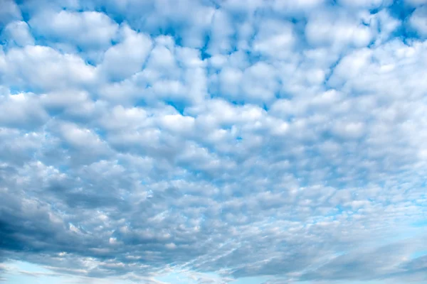 Schöne flauschige Wolkenlandschaft — Stockfoto