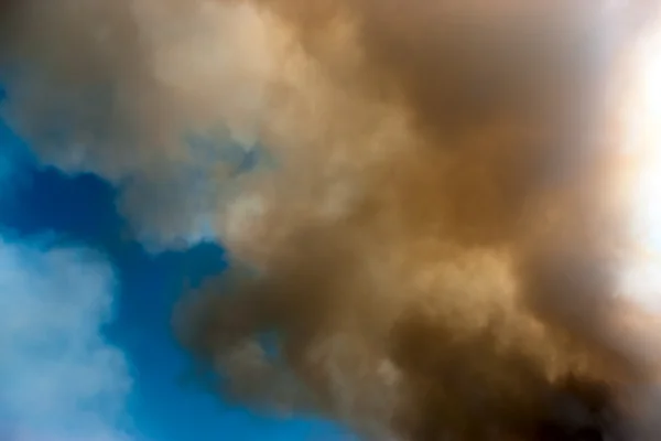 Дым в небе — стоковое фото