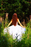 dívka v bílých šatech, v lese