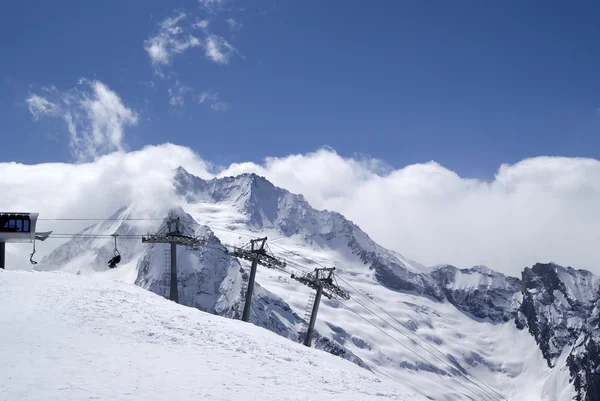 Estância de esqui. as montanhas do Cáucaso. — Fotografia de Stock