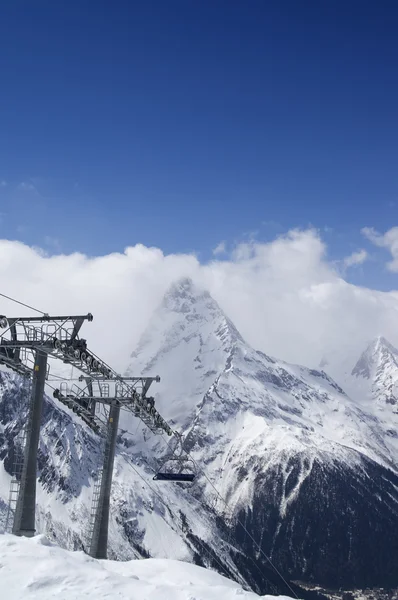 Ropewayen på ski resort — Stockfoto