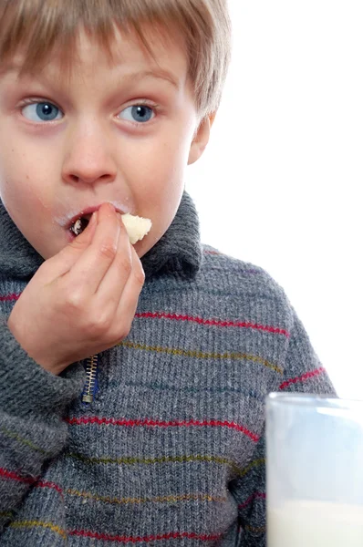 Мальчик ест хлеб — стоковое фото