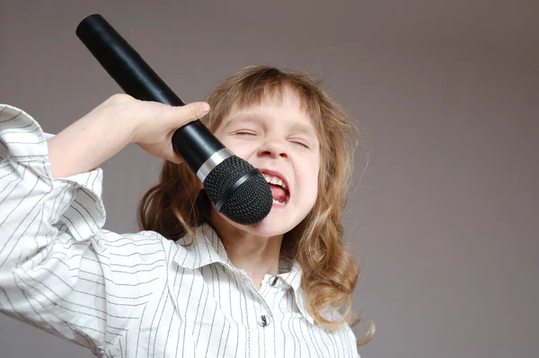 Sjungande barn med en mikrofon — Stockfoto