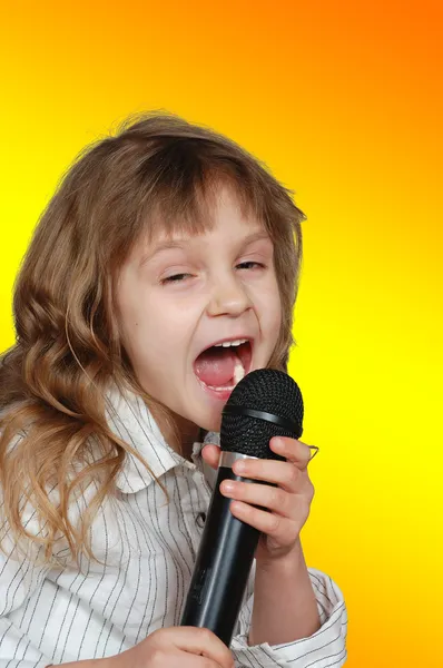Dziecko śpiewa z mikrofonem — Zdjęcie stockowe