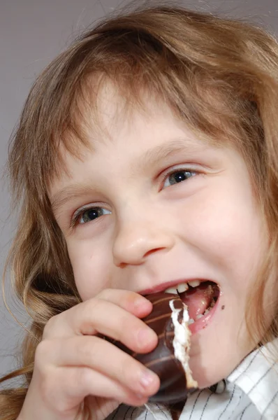 Κορίτσι τρώει ένα γλυκό — Φωτογραφία Αρχείου