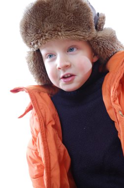 niño vistiendo ropa de invierno