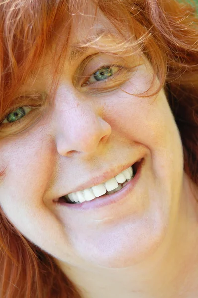 微笑的红头发女人 — 图库照片