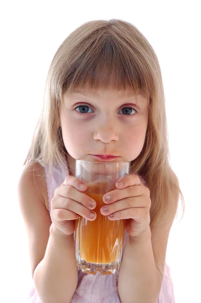小さな女の子はジュースのガラスを保持します。. — ストック写真