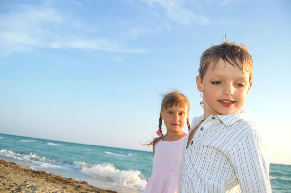 Дети на летнем пляже — стоковое фото