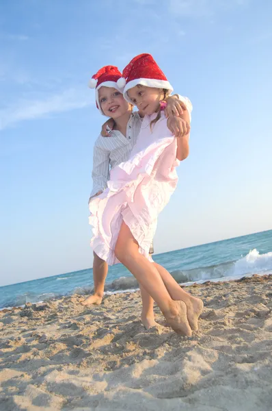 Papai Noel crianças na praia de verão — Fotografia de Stock