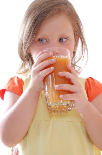 Дитина п'є морквяний сік — стокове фото