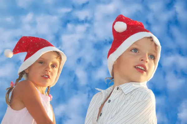 Χριστούγεννα παιδιά agaist το γαλάζιο του ουρανού — Φωτογραφία Αρχείου