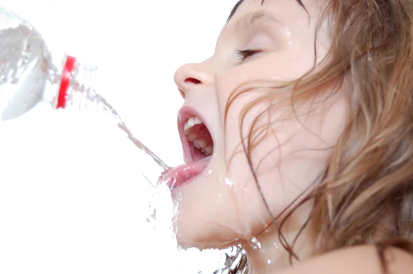 渴了儿童饮用的水 — 图库照片