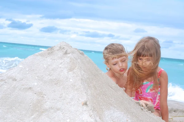 Діти грають на пляжі — стокове фото