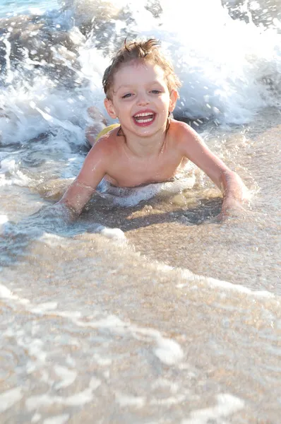 Glücklicher Junge in Wellen — Stockfoto