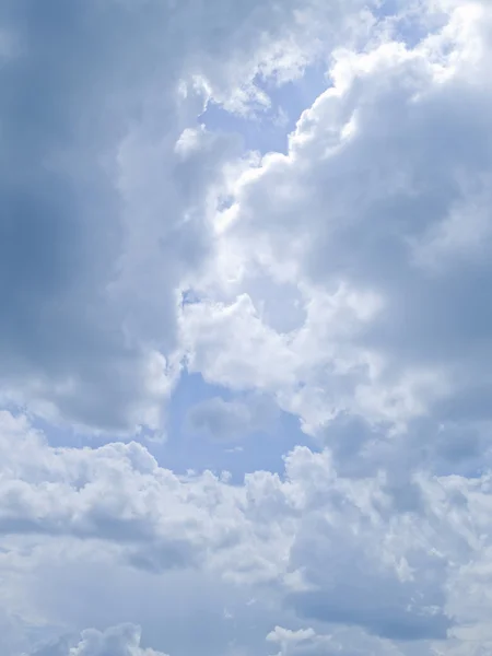 White fluffy clouds on the blue summer sky — Stock Photo, Image