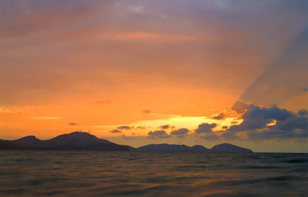 Fantastische Morgendämmerung auf dem Meer — Stockfoto