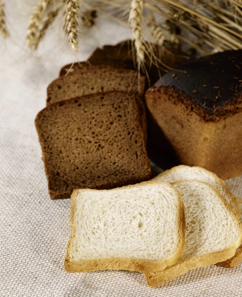 Natura morta di campagna con pane fresco — Foto Stock