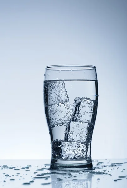 Água fria purificada — Fotografia de Stock