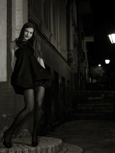 Ночь в городе. женский гламурный портрет — стоковое фото