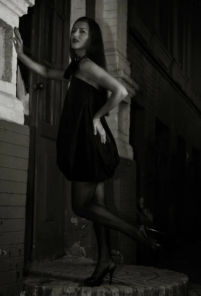 Nacht op de stad. vrouwelijke glamour portret — Stockfoto