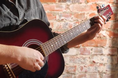 Akustik gitarla çalmak