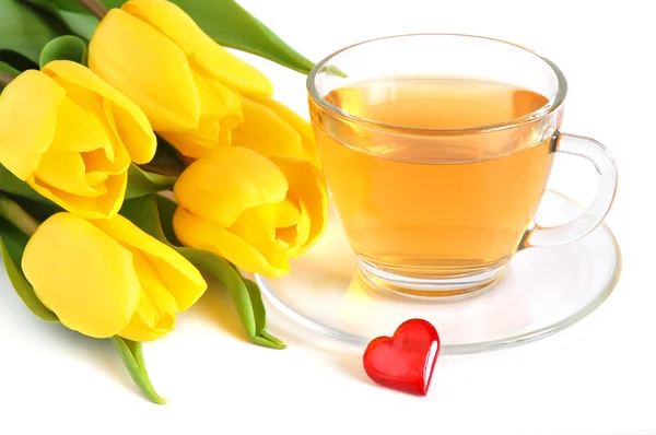 Tee, Tulpen und rotes Herz — Stockfoto