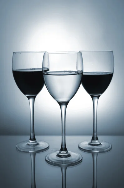 Tre glas med rött och vitt vin — Stockfoto