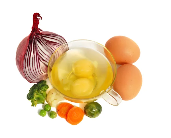 Сырые яйца и различные овощи — стоковое фото