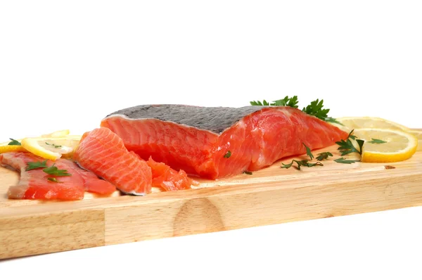 Свежий стейк из лосося — стоковое фото