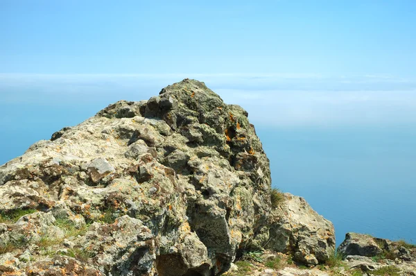 Камень и море — стоковое фото