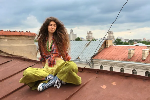 Kız bir çatı üzerinde — Stok fotoğraf