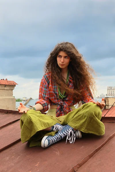 Dziewczyna na dach — Zdjęcie stockowe
