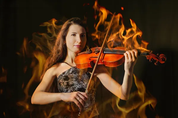 在火焰中的小提琴家 — 图库照片