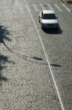 Arnavut kaldırımlı sokakta