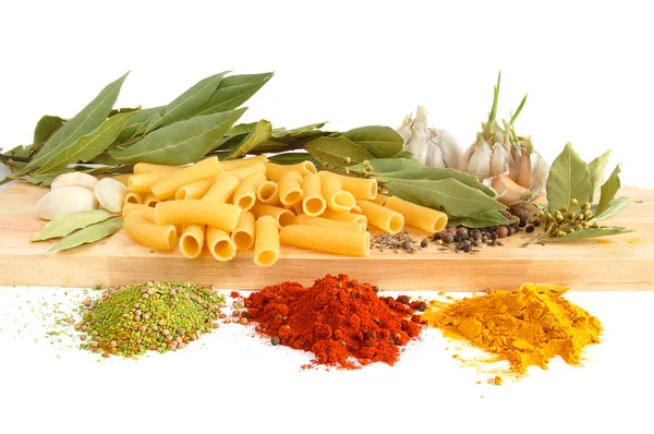 Macaroni met laurierbladeren en specerijen — Stockfoto