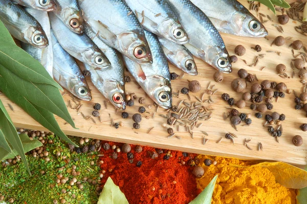 Рыба с лавровыми листьями и специями — стоковое фото