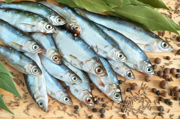 Defne yaprağı ve baharat ile balık — Stok fotoğraf
