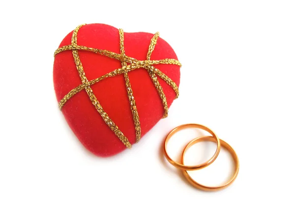 Anéis de casamento com coração de veludo vermelho — Fotografia de Stock