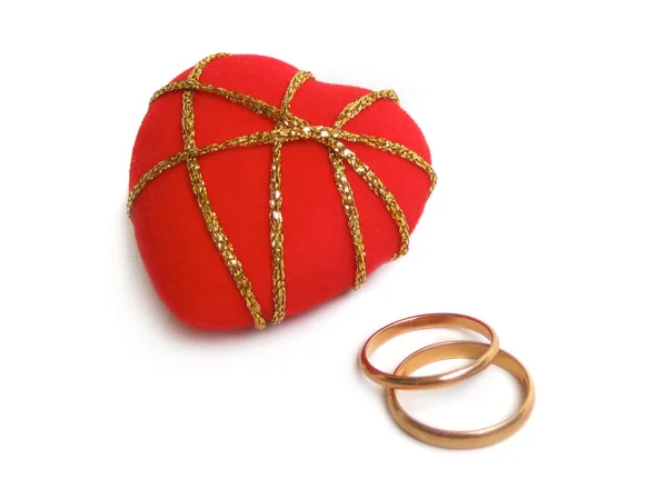 Обручальные кольца с красным сердцем — стоковое фото