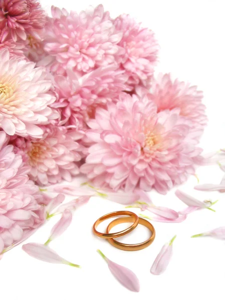 Jegygyűrűk és virágok — Stock Fotó