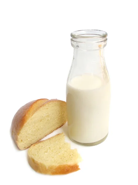 Botella de leche con pan — Foto de Stock