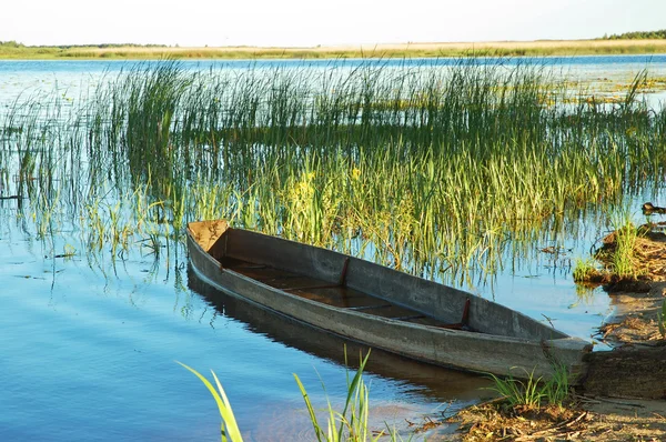 Beautiful lake and old boat — Stock Photo, Image