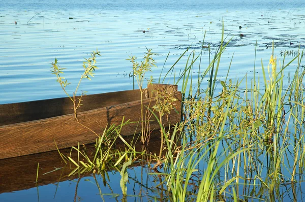 Schöner See und altes Boot — Stockfoto