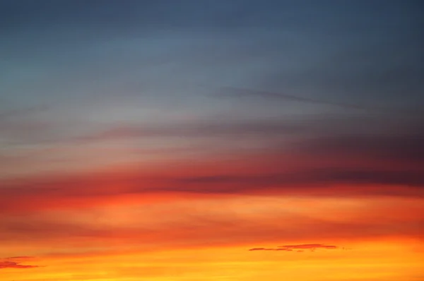 鮮やかなオレンジ色の夕日 — ストック写真