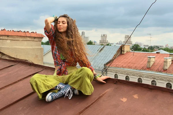 Flicka på ett tak — Stockfoto