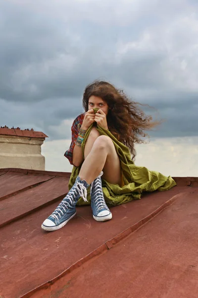 Girl on a roof — Stock Photo, Image