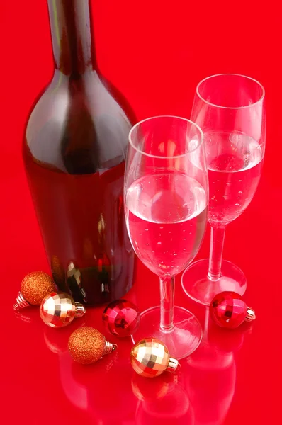 Świąteczne kulki i szampan — Zdjęcie stockowe