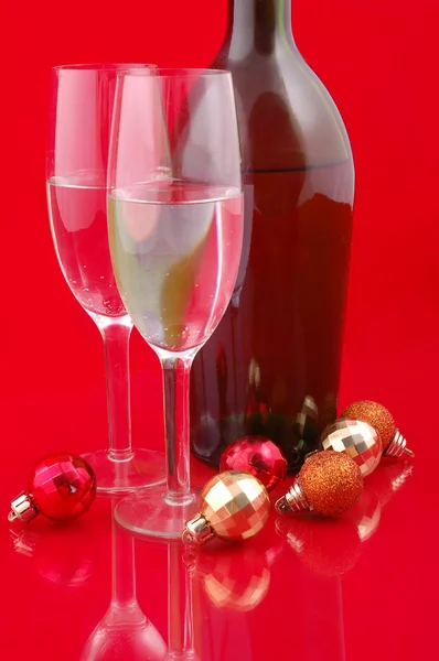Kerstballen en champagne — Stockfoto