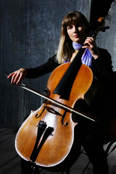 美丽的大提琴音乐家 — 图库照片